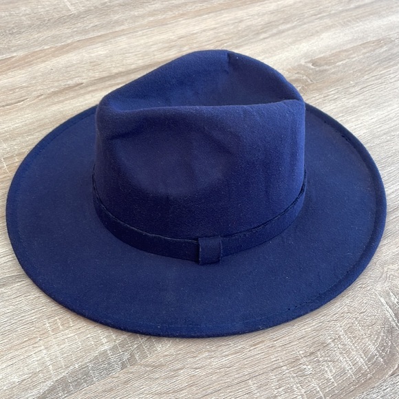 Fidora - Picture 2 of 2